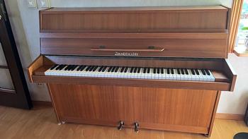 Zimmermann akustiskt piano i brun träfaner