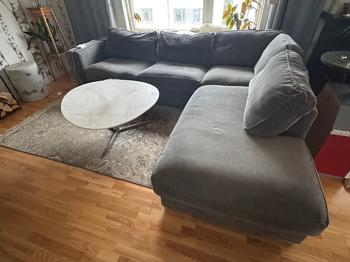 Mio hörnsoffa i grått tyg bortskänkes