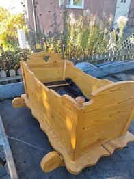 Barnvagga i furu bortskänkes
