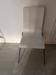 Vit stol från IKEA (modell Martin)
