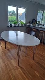 Matbord bortskänkes