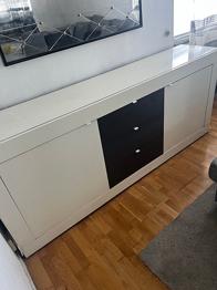 sideboard vit med svarta lådor (bortskänkes)