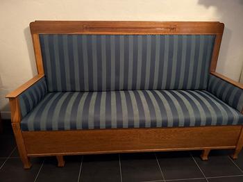 Träsoffa med blårandig klädsel