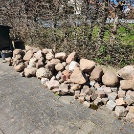 Natursten bortskänkes mot avhämtning obs ta med egen bärhjälp