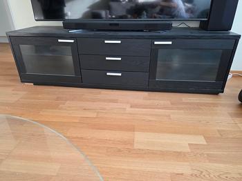Tv-bänk bortskänkes