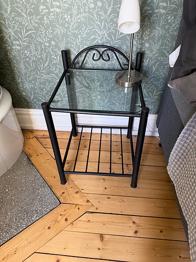 Säng bord med glas skiva