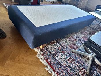 säng med resårbotten blå