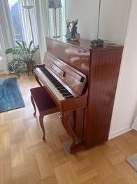 Bortskänkes - Nylund & Son akustiskt piano brun