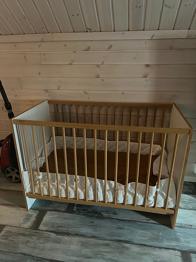 Spjälsäng bortskänkes