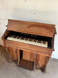 E.A. Andersson trampelorgel trä. Bortskänkes