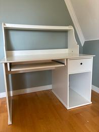 Två stycken skrivbord bortskänkes
