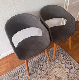 Bortskänkes två köksstolar