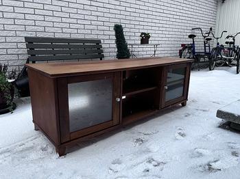 Tv bänk i ek bortskänkes