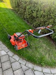 Högtryckstvätt och batteridriven gräsklippare