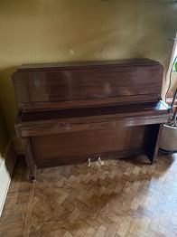 Bortskänkes mot upphämtning - Knight akustiskt piano i brunt trä