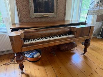 Taffel (piano) från 1800-tal bortskänkes
