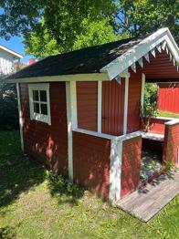 lekstuga i trä med veranda bortskänkes