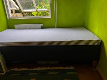 90-säng med madrass bortskänkes