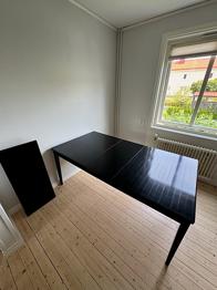 Stort matbord i trä