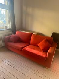 Fin röd soffa bortskänktes mot upphämtning