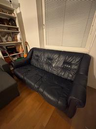 Mörkblå bäddsoffa skänks