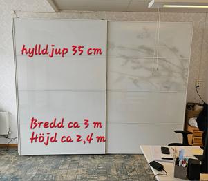 Bokhyllor och skjutdörrar