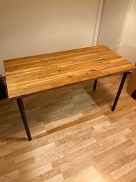 Skrivbord i trä bortskänkes