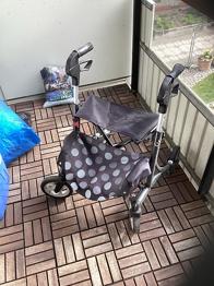 Rollator med sits och varukorg grå