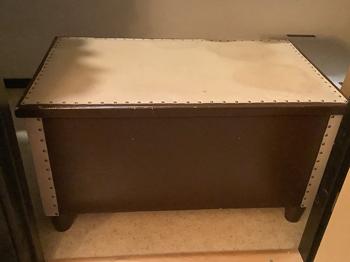 Brudkista, brun målad, med skinn på ovansidan och hörnen 83*49*45cm, Skänkes!