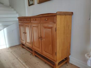 8 stolar och rymlig skänk bortskänkes