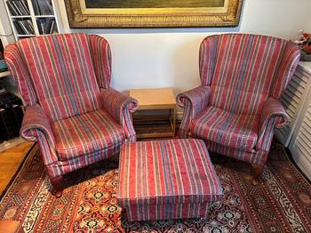 Randiga fåtöljer med fotpall bortskänkes