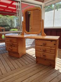 Bortskänkes! Sminkbord / skrivbord i massiv furu