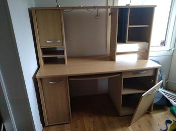 Skrivbord från Ståhlsmöbler skänkes.