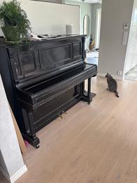 Uebel & Lechleiter akustiskt piano svart
