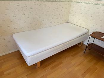 Säng 200x90 - BORTSKÄNKES