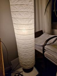 Golvlampa vit bortskänkes