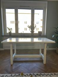 Bortskänkes! Massivt träbord, vitmålat