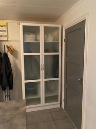 Garderob med frostat glas