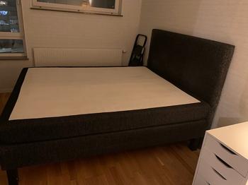 Säng och sänggavel