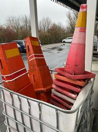 Trafikkoner och avspärrningsstolpar