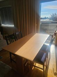 köksbord med plats för 6-8 personer bortskänkes med stolar