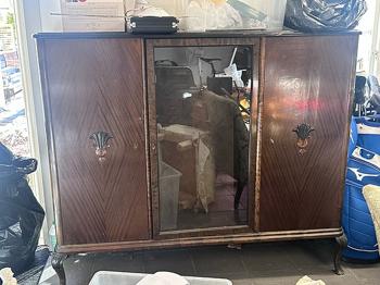Vitrinskåp bortskänkes