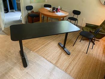 Svart IKEA skrivbord Bortskänkes