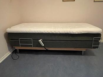Ställbar säng, 90 cm bred