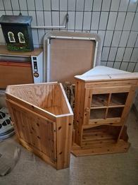 Hörnvitrinskåp och väggskåp i Furu bortskänkes