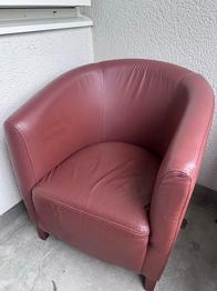 Fåtölj skänkes – mörkbrun