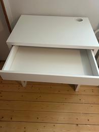 Bortskänkes- Skrivbord Ikea Micke