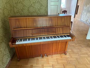 Akustiskt piano i träfanér