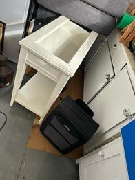 Bortskänkes sideboard 130 lång med glasskivor på och tre resväskor i olika stor