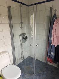 Duschhörna med glasdörrar